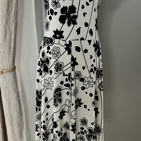 Dress. Knee length - Picture 5 of 16